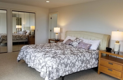 Wakefield-Peacedale House | Stunning 6 bedroom contemporary with a georgous view of Block Island Sound