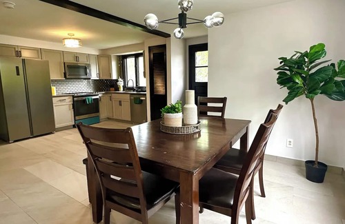 Amherst House | Stunning 6-Bedroom Modern Home, Perfect for Wedding Party/Family Reunion