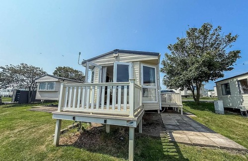 Winestead House | Stunning 8 berth caravan with decking and unlimited Wi-Fi, ref 71012P