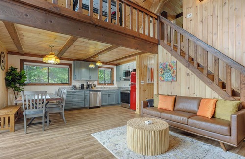 Bergton Cabin | Stunning A-Frame in Basye - Sauna, Jacuzzi, Sleeps 8, Games, 3 bdr, and 2 bath.