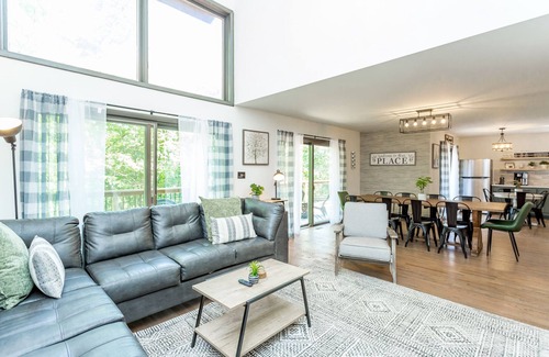 Massanutten House | Stunning and Expansive 15 bedrooms Situated Close to Ski Slopes