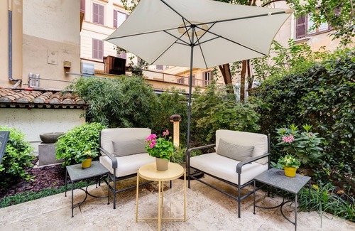 Rione III Colonna Apartment | Stunning Apartment With Private Garden