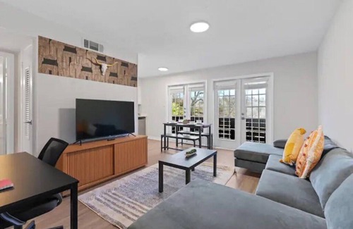 West Campus Apartment | Stunning Area! King Suite, Balcony & Free Parking– Next to UT