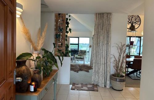 Takanini House | Stunning backyard with sea views
