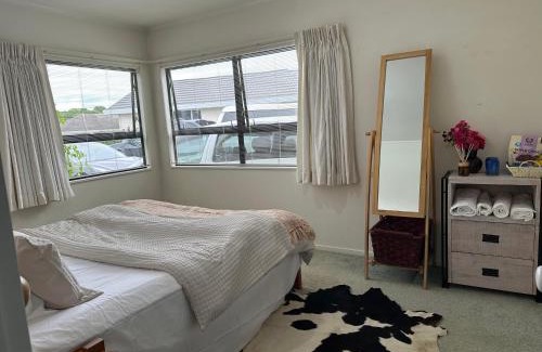 Takanini House | Stunning backyard with sea views