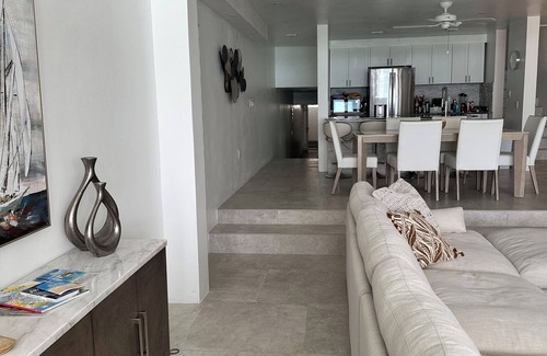 Pelican Key Villa | Stunning Beach Front Villa With Infinity Pool