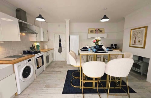 Clacton-on-Sea House | Stunning ‘Blue Peak Lodge': Your Ultimate Coastal Escape