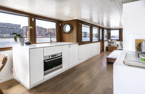 Eastern Docklands Boat Rental | Stunning boat with a view