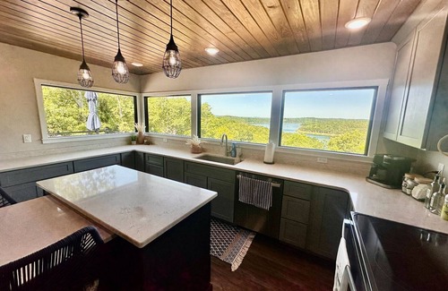 Henderson House | Stunning Brand New 4BR Lakeview Home with 8 person HotTub