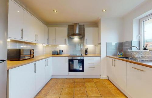 Century Wharf Apartment | Stunning Cardiff City Apartment! Sleeps 8, Overlooking River