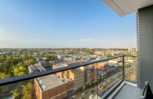 Milton Apartment | Stunning cityview 1BR Apt 1 min to train
