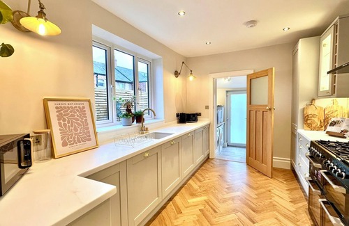 Whitley Bay House | Stunning Coastal Retreat Whitley Bay Sleeps 9