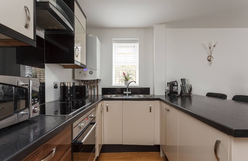 Boscombe Apartment | Stunning Contemporary Apartment - Free Parking - 5 Minute Walk To The Beach