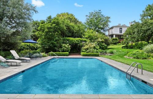 Prospect Apartment | Stunning Cottage in Famous KY Garden -Sleeps 2