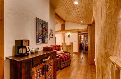 Baldy Mountain House | STUNNING custom log home, 4 en-suites, amazing views, hot tub, pool table!