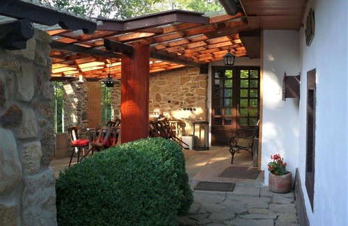 Kvasiny Villa | Stunning private villa for 10 guests with WIFI, private pool, hot tub, TV, patio and pets allowed