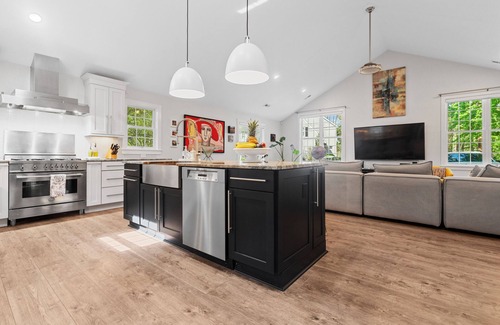 Raleigh House | Stunning Executive Home - Walk to North Hills - Hardscaping/Firepit - LOCATION!