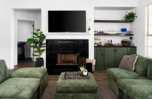 Pflugerville Apartment | Stunning Family Home with Pool & Hot Tub - Sleeps 17