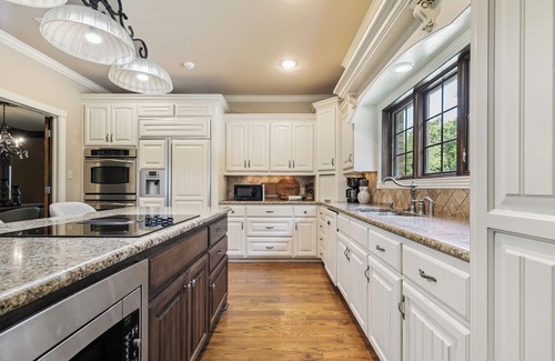Denison House | Stunning Getaway in charming Denison - Retreat Minutes from Downtown - Sleeps 10
