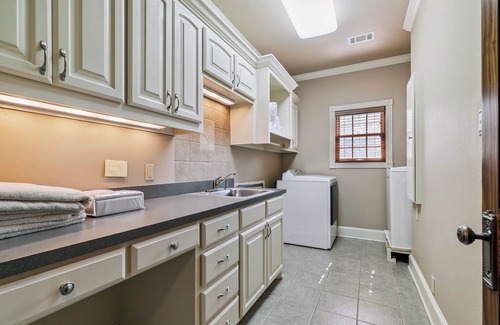 Denison House | Stunning Getaway in charming Denison - Retreat Minutes from Downtown - Sleeps 10