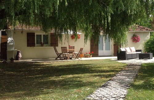 Port-d'Envaux Cottage | Stunning gite in an idyllic location a perfect getaway