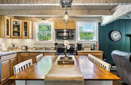 Kodak Cabin | Stunning Hillside Cabin w/Hot Tub & Game Room