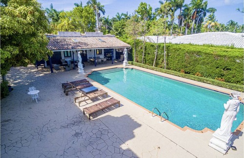 Hollywood Lakes House | Stunning Historic Joseph Young Mansion- Walk To The Beach and Restaurants