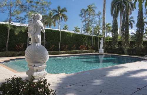 Hollywood Lakes House | Stunning Historic Joseph Young Mansion- Walk To The Beach and Restaurants