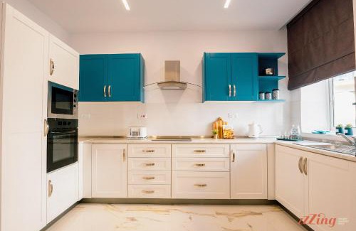 Qawra Villa | Stunning Holiday Villa with a Heated Jacuzzi