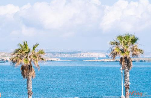 Qawra Villa | Stunning Holiday Villa with a Heated Jacuzzi