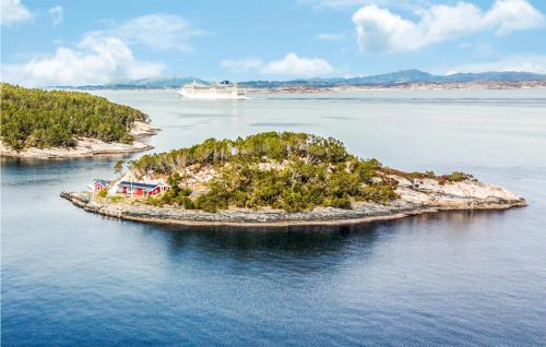 Fjell House | Stunning Home In Ågotnes With Kitchen