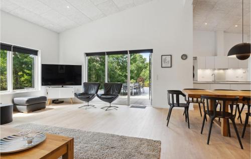 Farvang House | Stunning Home In Fårvang With Wifi
