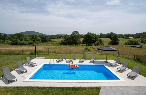 Gospic House | Stunning home in Klanac with kitchen
