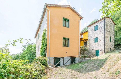Bagni di Lucca House | Stunning home in Longoio with kitchen