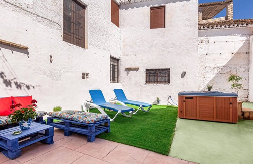 Padul House | Stunning home in Padul with kitchen