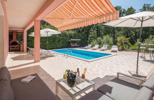 Kadumi House | Stunning home in Porec with kitchen