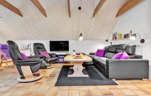Floutrup House | Stunning Home In Roslev With Kitchen