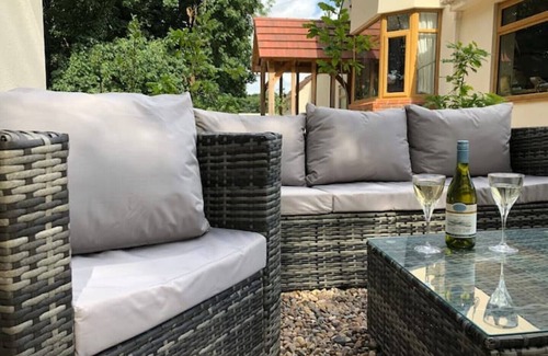 Stanley House | Stunning home, overlooking park, suit family, friends, the elderly & contractors