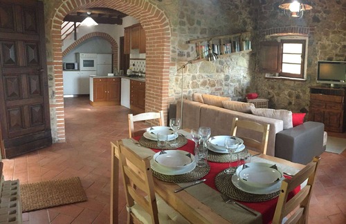 Pomarance Villa | Stunning private villa with WIFI, private pool, A/C, TV, patio, pets allowed and panoramic view