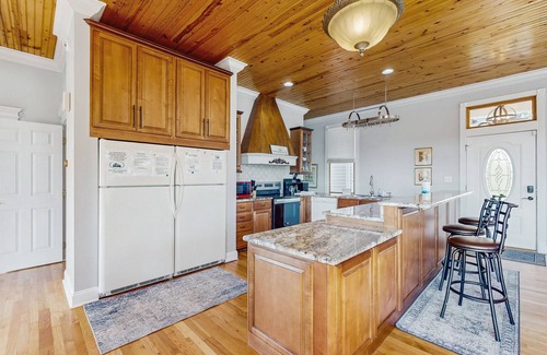Maynardville Cabin | Stunning lake front home w/dock, card tables, wet bar, fire pit & amazing views!