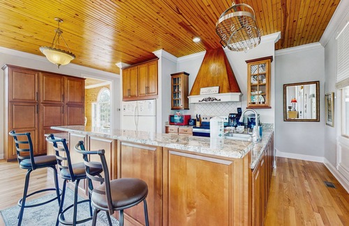 Maynardville Cabin | Stunning lake front home w/dock, card tables, wet bar, fire pit & amazing views!