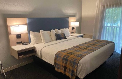 Wasilla Hotel | Stunning Lake Views, Spacious Rooms - Your Alaska Getaway
