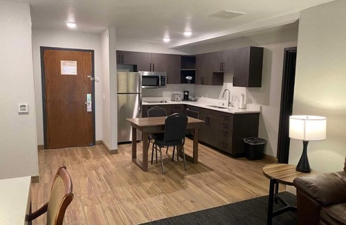 Wasilla Hotel | Stunning Lake Views, Spacious Rooms - Your Alaska Getaway