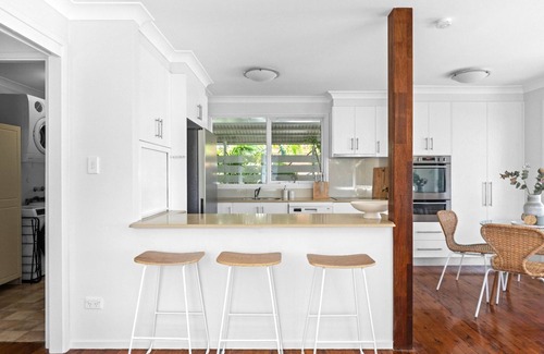 Budgewoi Apartment | Stunning Lakefront Home with Bonus Studio