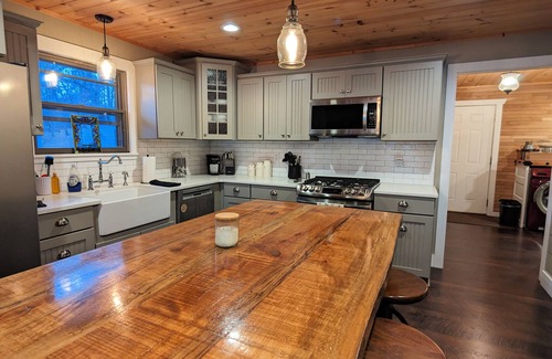 Brooklyn House | Stunning Lakefront Retreat 4 min to Brooklyn - 24 min to Jackson