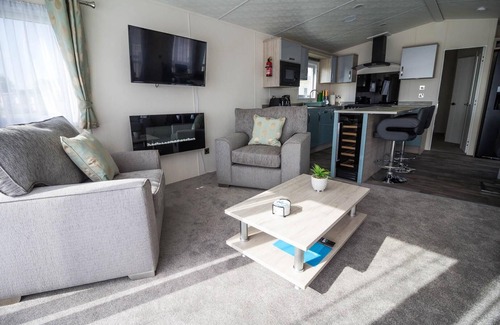 Hopton House | Stunning lodge full sea views at Broadland Sands in Suffolk ref 20089BS