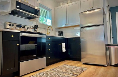 Sherman Apartment | Stunning loft, Downtown Sherman, washer/dryer, WiFi,