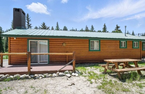 Mammoth Creek Cabin | Stunning Log Cabin Close to Panguitch Lake