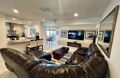 Royal Poinciana House | STUNNING LUXURY 5 BED BIG 50x25 POOLđ„HOT BIG JET SPA, MINUTES TO BEACH, GOLF!