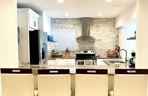 Royal Poinciana House | STUNNING LUXURY 5 BED BIG 50x25 POOLđ„HOT BIG JET SPA, MINUTES TO BEACH, GOLF!